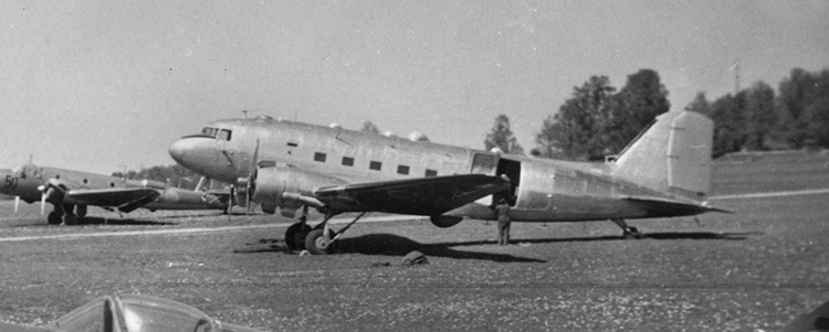 Flygplan DC-3. Det flygplan som sköts ned av sovjetiskt jaktflyg 1952.