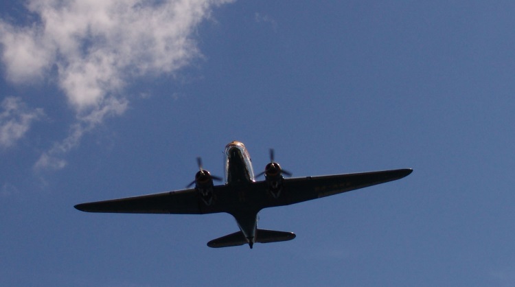 DC-3:a i luften fotograferad i nutid.  Klicka på bilden för att förstora den.