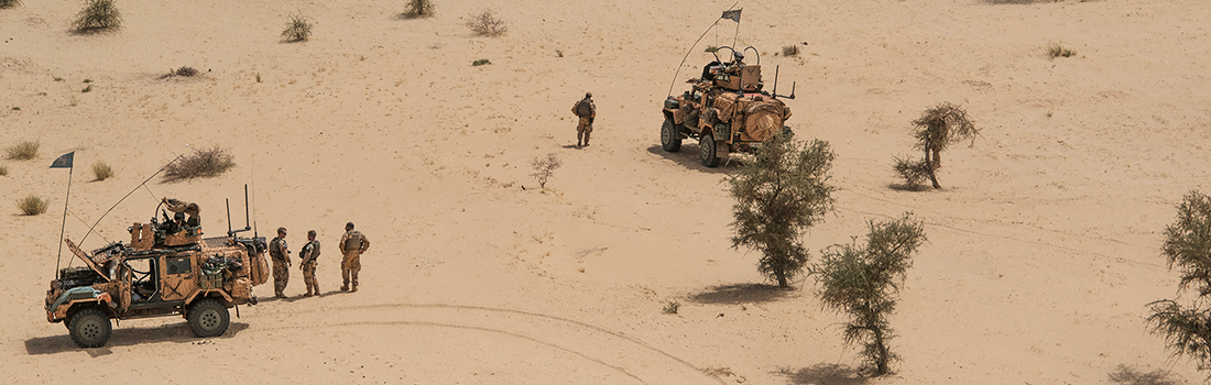 Soldater med jeepar i öken