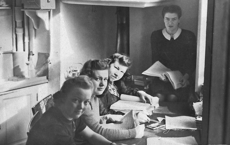 Foto på fyra kvinnor som jobbade på arkivet på Karlbo. Klicka på bilden för att förstora den.