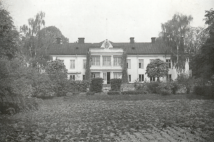 Exetriör bild på Matbo, nuvarande Elfsvik. Nuvarande gräsmatta var potatisland i början av 1940-talet. Klicka på bilden för att förstora den.