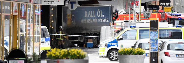 Polisbilar och lastbil som kört in i Åhlens 2017-04-07