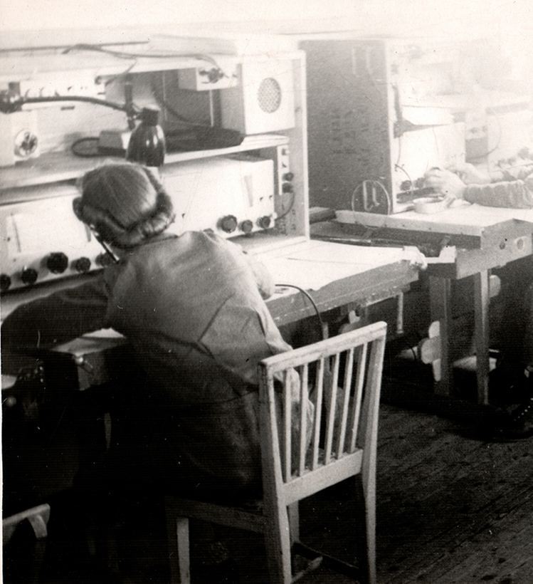 Ryggen på en kvinna som arbetar som telefonispanare under 1940-talet. Klicka på bilden för att förstora den.