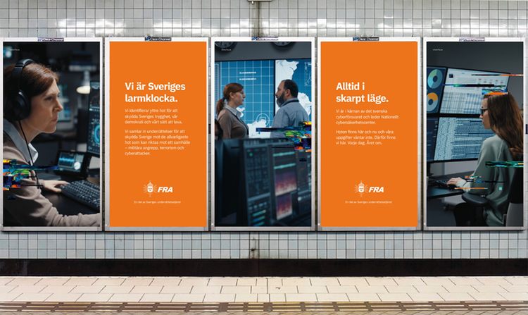 Reklamaffischer i tunnelbanan.
